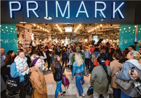  ??  ?? München Neuperlach, kurz nach acht Uhr morgens: Die Kunden strömen in die neue Primark Filiale, die erste in Bayern.