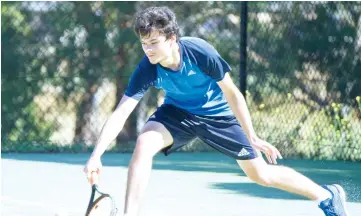  ?? Photos - MICHAEL ROBINSON ?? Declan Sellick of Drouin stretches to make a low backhand return in warm conditions on Saturday.