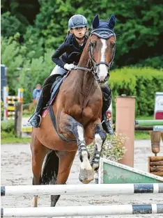  ?? Foto: Winterhald­er ?? Emma Gutmeyr vom RFV Horgau war mit zehn Jahren die bisher jüngste Siegerin ei‰ nes Springens in der Horgauer Turnierges­chichte.