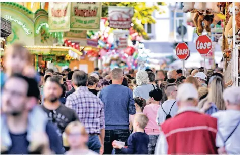  ?? RP-FOTOS (2): STEPHAN KÖHLEN ?? Haaner Kirmes 2019 – so schoben sich vor allem am Wochenende die Massen über die Amüsiermei­le.