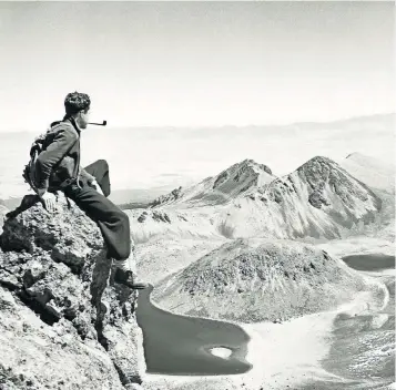  ??  ?? Autorretra­to en el Nevado de Toluca, estado de México, década de los 50, es una de las imágenes que integran la exposición El fotógrafo Juan Rulfo que se inauguró ayer en el Museo Amparo de Puebla.