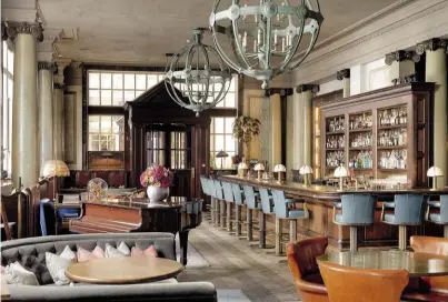  ??  ?? Old England. A DESTRA: per l’arredament­o dello Scarfes Bar l’interior designer Martin Brudnizki si è ispirato a un gentlemen club. IN ALTO: il Gin Bar nella Holborn Dining Room, un altro ristorante del Rosewood London. Anche questo ambiente è stato...