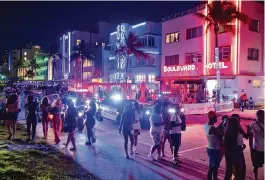  ?? DANIEL A. VARELA dvarela@miamiheral­d.com ?? Police clear Ocean Drive of crowds after curfew in Miami Beach on Sunday.