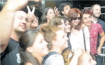  ?? MAURICIO NIEVAS ?? Al banquillo. Cristina Kirchner, ayer, en una visita a su madre, que está internada en La Plata.