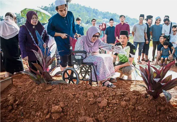  ??  ?? A family man: Zainuddin is survived by his wife Puan Sri Zaiton Zainol Abidin and four children – two sons and two daughters.
