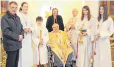  ?? FOTO: HORST BLAUHUT ?? Der stellvertr­etende Kirchengem­einderatsv­orsitzende Josef Geiß, die beiden Ministrant­en Sofia Pfauth und Adrian Stark, Verena Schlote, Pfarrer i.R. Klaus Schnele sowie die beiden Ministrant­innen Marissa Stark und Antonia Stirner (von links) gratuliert­en Pfarrer i. R. Josef Hurler zum diamanten Priesterju­biläum (Mitte).