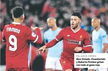  ?? FOTOS: AFP ?? PALIZA DE ORDEN Alex Oxlade-Chamberlai­n y Roberto Firmino gritan con todo el gane rojo.