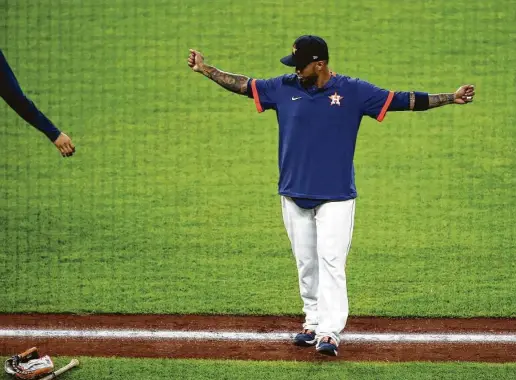  ?? Yi-Chin Lee / Staff photograph­er ?? Catcher Martin Maldonado, who has a young son and whose wife is a cancer survivor, is preparing for the season but has considered sitting out.