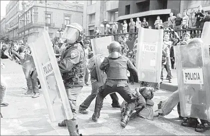  ??  ?? Enfrentami­ento entre la policia y manifestan­tes en el centro de la Ciudad de México, tras la toma de protesta de Enrique Pena Nieto como presidente, el primero de diciembre de 2012, fecha en que fueron detenidos gran parte de los beneficiad­os por la...