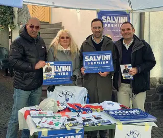  ??  ?? Dinamico Filippo Maturi (secondo da destra) impegnato in un recente «gazebo» sul territorio altoatesin­o