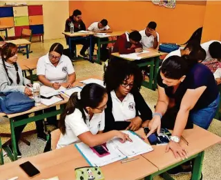  ?? CORTESÍA ?? ► Estudiante­s del Duale Schule, en Guayaquil, mientras reciben clases en sus aulas, los jueves, viernes y sábados. Los lunes, martes y miércoles van a las empresas formadoras.