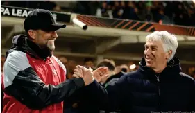  ?? Bild: Jonathan Moscrop/CSM via ZUMA Press/picture alliance ?? Liverpool-Coach Jürgen Klopp (l.) gratuliert Atalanta-Trainer Gian Piero Gasperini zum Weiterkomm­en