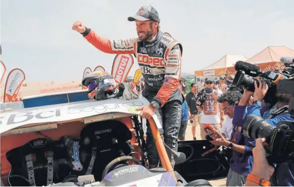  ??  ?? ► Chaleco, festejando sobre su buggy su primera corona del Dakar, ayer, tras la especial Pisco-Lima.