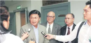  ??  ?? Mawan fields questions from reporters while SDNU vice-president Anthony Banyan and its publicity officer Ganchai Jinta look on. — Photo by Churchill Edward