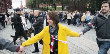  ?? PAVEL GOLOVKIN / THE ASSOCIATED PRESS ?? Hundreds of protesters join hands on June 6 outside the Kremlin to demonstrat­e against a City of Moscow plan to pull down Soviet-era apartment blocks, which many see as a land grab by powerful business interests.