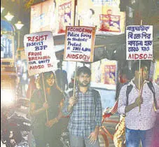  ?? SAMIR JANA/HT ?? Jadavpur University students protest against the citizenshi­p law and alleged police excesses on students of Jamia Millia Islamia, in Kolkata on Monday.