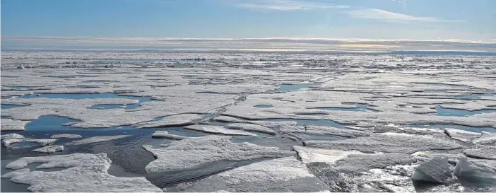  ?? FOTOS: DPA ?? Die Eisdecke auf dem Arktischen Ozean am Nordpol ändert sich ständig. Wissenscha­ftler blicken mit Sorge auf die dünner werdenden Eisflächen.