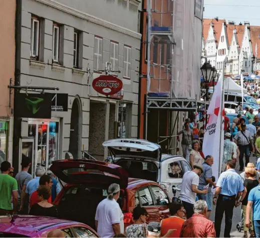  ??  ?? Mit ein bisschen Wetterglüc­k dürfte am Sonntag, 25. Juni, die Reichsstra­ße, wie auf diesem Bild von der letzten Donauwörth­er Automeile, wieder viele Besucher anlocken. Über 80 Fahrzeu