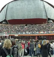  ?? (foto LaPresse) ?? Gli eventi L’Opera di Roma, d’estate, alle Terme di Caracalla: nel 2019 sono stati venduti 110 mila biglietti (nella foto in alto/Ansa). Sopra folla nella cavea del Parco della Musica per il Roma Film Fest