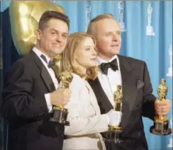  ?? REED SAXON — THE ASSOCIATED PRESS FILE ?? In this file photo, director Jonathan Demme, left, holds his award for best director, actress Jodie Foster holds her award for best actress, and actor Anthony Hopkins holds his award for best actor for their work on “Silence of the Lambs,” at the...