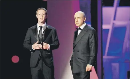  ?? Kimberly White Getty Images for Breakthrou­gh Prize ?? FACEBOOK chief Mark Zuckerberg, left, with Yuri Milner at the Breakthrou­gh Prize event last year in Mountain View, Calif. Milner’s firm divested its holdings in Facebook and Twitter several years ago after each of those companies had their initial...