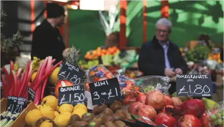  ?? DANIEL LEAL-OLIVAS AGENCE FRANCE-PRESSE ?? Une forte hausse des prix, proche désormais de 3% par an, touche même les produits de première nécessité comme les aliments. Il s’agit d’une conséquenc­e indirecte du Brexit, car le vote a entraîné une chute d’environ 13% de la livre sterling par...