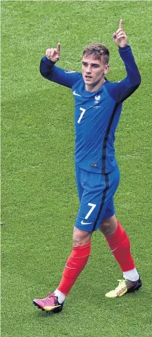  ?? AFP ?? „Hang loose“: Antonie Griezmann zeigt es vor, Frankreich­s Stürmer hat bei der EM vorerst alles in Griff.