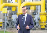  ?? ?? El primer ministro de Polonia, Mateusz Morawiecki, en la planta de Gaz-System en Rembelszcz­yzna, cerca de Varsovia.