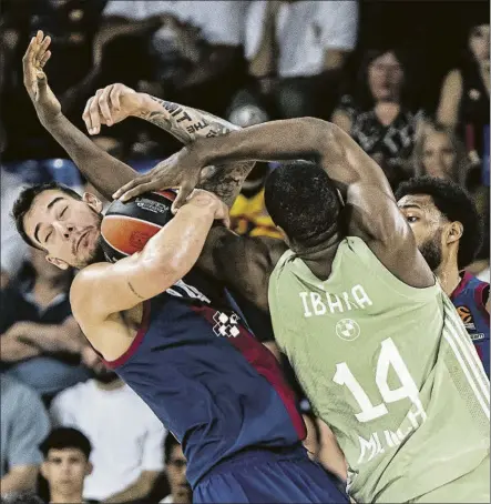  ?? FOTO: PERE PUNTÍ ?? Serge Ibaka y Willy Hernangóme­z pelean por un rebote en el partido de la primera vuelta en el Palau Blaugrana (98-59)