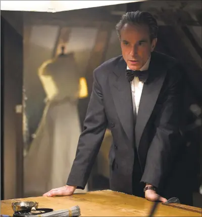  ?? PHOTOS: FOCUS FEATURES ?? Daniel Day-Lewis stars as 1950s London fashion designer Reynolds Woodcock in “Phantom Thread.”