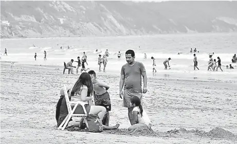  ?? FOTO: LUIS MOREIRA ?? La presencia de turistas fue bastante considerab­le en la playa de Crucita, Portoviejo.