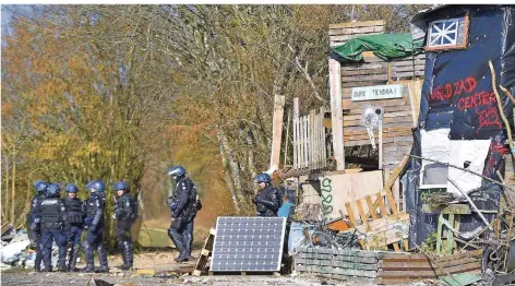  ?? FOTO: VERHAEGEN/AFP ?? Gestern früh haben Hunderte Gendarmen in Bure Atomgegner vom Gelände des zukünftige­n Atommüllen­dlagers vertrieben. Danach kamen Bulldozer zum Einsatz, um das Protestlag­er zu zerstören.