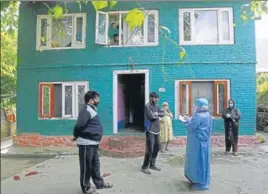  ?? AP ?? A Kashmiri health worker speaks to local residents during a contact-tracing drive on the outskirts of Srinagar on Thursday.