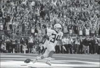  ?? ASSOCIATED PRESS ?? OREGON RUNNING BACK CJ VERDELL (34) scores the winning touchdown in overtime to beat Washington 30-27 Saturday in Eugene, Ore.