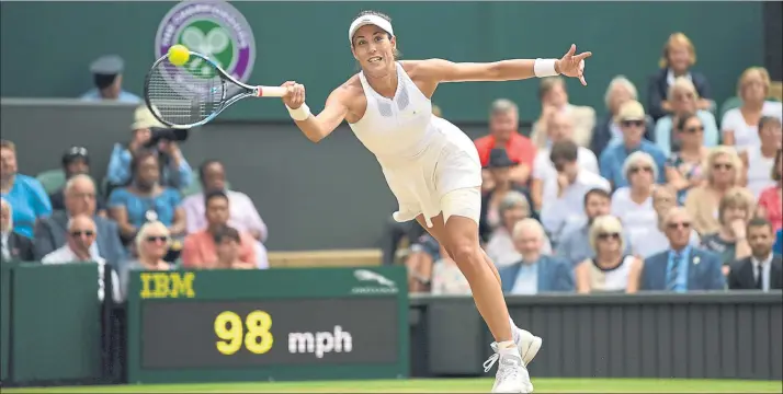  ?? FOTO: GETTY ?? Garbiñe Muguruza, en una semifinal perfecta contra Magdalena Rybarikova, doble 6-1 en una hora y cuatro minutos. La española, 23 años, vuelve a la final de Wimbledon dos años después, cambiando a Serena por Venus Williams