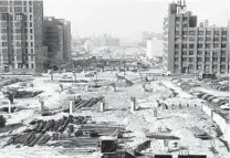  ?? CHICAGO TRIBUNE HISTORICAL PHOTO ?? A view looking west from the main post office shows caissons on which Congress Expressway pavement would be supported in the 1950s.