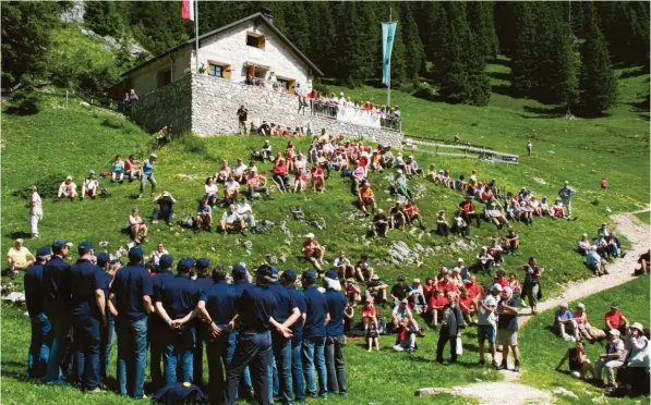  ?? Foto: Tamara Schallmair ?? Sinnbild der Freundscha­ft: Der Trientiner Bergsteige­rchor singt vor der Willi-Merkl-Hütte des Alpenverei­ns Friedberg.