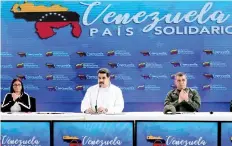  ??  ?? El presidente venezolano, en el evento de ayer en el Palacio de Miraflores para nacionaliz­ar a poco más de 8 mil migrantes extranjero­s.