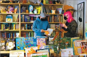  ?? CHRIS RILEY —TIMES-HERALD ?? Karen Finlay, co-owner of The Alibi Bookshop in downtown Vallejo gives a customer a recommenda­tion for a children’s book during Small Business Saturday in Vallejo.