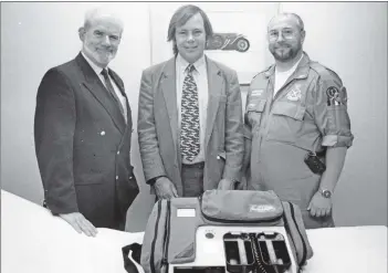  ?? B38twe04 ?? Tom McQuade of the British Heart Foundation presents a £6,000 defibrilla­tor to Doctor Angus Campbell and Geoff Dawson. The lifesaving piece of equipment was bought by the Lamlash Medical Centre with half of the cost being covered by the BHF.
