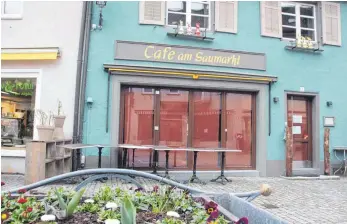  ?? FOTOS: SWE ?? Geschlosse­n: zwei Beispiele, wie sich die Wangener Gastronomi­e derzeit darstellt, links das Café am Saumarkt, rechts das Stadtbräu. Die Wirte fordern deshalb Öffnungspe­rspektiven und warten mit konkreten Vorschläge­n auf.