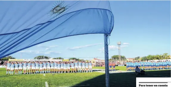  ?? SEBASTIÁN CORTÉS-LA NUEVA. ?? Una postal del momento de los himnos argentino y uruguayo. Según cifras oficiales, se vendieron 7.323 entradas.