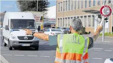  ?? DPA-BILD: HENNING KAISER ?? Auch Fahrzeuge und ihre Fahrer wurden kontrollie­rt – wie im Bild in Neuss.