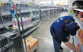  ?? Robert Gauthier Los Angeles Times ?? STORES on the Gulf Coast of Texas struggled to keep water and other supplies on shelves. The governor urged residents of low-lying and coastal areas to evacuate.