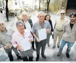  ?? PASCUAL ?? Manuel Jiménez (en el centro), con compañeros de la Coordinado­ra.