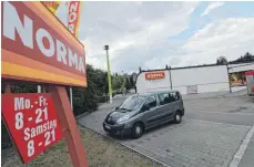  ?? FOTOS: SEBASTIAN KORINTH ?? Dort, wo sich der Norma-Markt bisher befindet, sollen Parkplätze für den Discounter und das Autohaus Lanz entstehen.