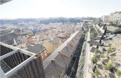  ?? ÁNGEL DE CASTRO ?? Vista general del barrio de San Julián desde el ascensor que sirve de acceso al barrio.