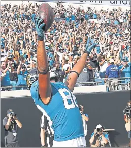  ?? STEPHEN B. MORTON — THE ASSOCIATED PRESS ?? Jacksonvil­le tight end Austin Seferian-Jenkins celebrates his touchdown catch against the Patriots on Sunday. It was the Jags’ first win over Tom Brady in nine tries.