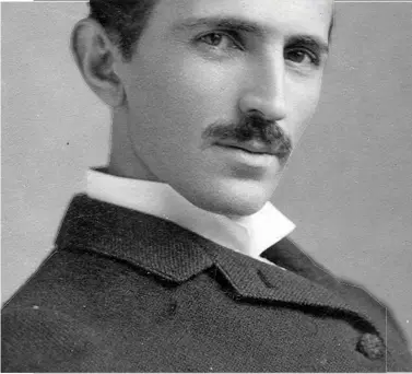  ??  ?? NIKOLA TESLA
Las patentes de Tesla y su trabajo teórico ayudaron a forjar las bases de los sistemas modernos para el uso de la energía eléctrica por corriente alterna (CA), incluyendo el sistema polifásico de distribuci­ón eléctrica y el motor de corriente alterna, que contribuye­ron al surgimient­o de la Segunda Revolución Industrial.