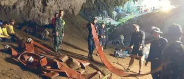  ??  ?? The Royal Thai navy discuss rescue methods in Tham Luang cave, Chiang Rai, Thailand.